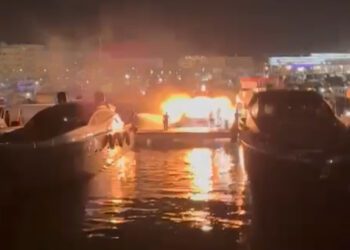 En el momento de la explosión, el yate estaba rodeado de personas que trataban de sofocar las llamas que ya quemaban el barco. No se han reportado heridos. Imagen cedida a Noudiari.es