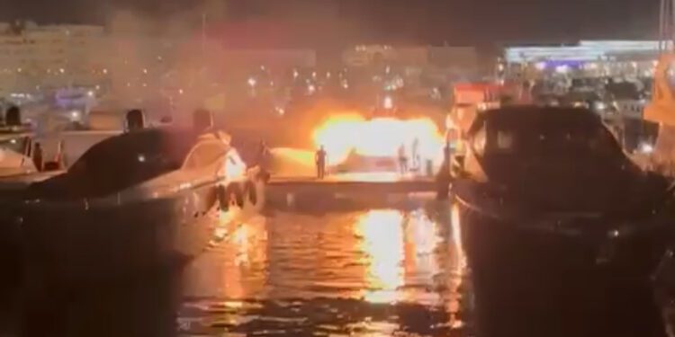 En el momento de la explosión, el yate estaba rodeado de personas que trataban de sofocar las llamas que ya quemaban el barco. No se han reportado heridos. Imagen cedida a Noudiari.es