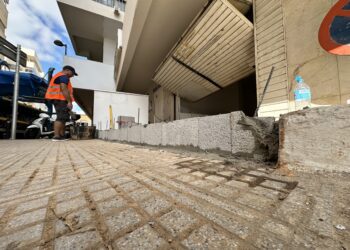 Construyendo un murete para impedir que el agua vuelva a anegar el garaje del edificio Cabiro de la calle Diputat Josep Ribas de Ibiza ciudad. Foto Noudiari.
