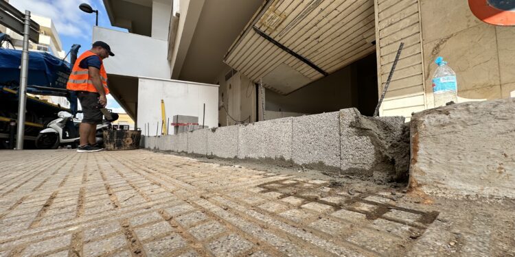Construyendo un murete para impedir que el agua vuelva a anegar el garaje del edificio Cabiro de la calle Diputat Josep Ribas de Ibiza ciudad. Foto Noudiari.