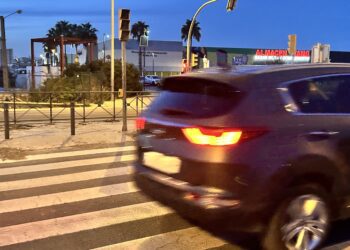 Un coche pasa por el primer cinturón de ronda a la altura del semáforo que lleva sin funcionar desde que las lluvias provocaron una avería eléctrica. Foto Noudiari.es