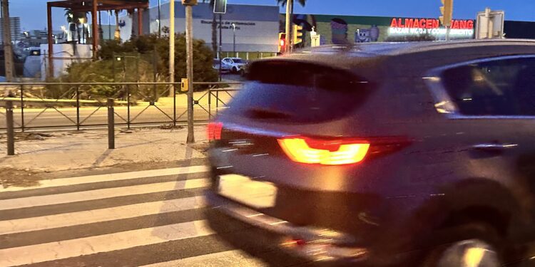 Un coche pasa por el primer cinturón de ronda a la altura del semáforo que lleva sin funcionar desde que las lluvias provocaron una avería eléctrica. Foto Noudiari.es