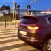 Un coche pasa por el primer cinturón de ronda a la altura del semáforo que lleva sin funcionar desde que las lluvias provocaron una avería eléctrica. Foto Noudiari.es