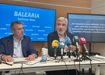 Joan Serra, delegado de Baleària en Illes Balears, a la izquierda de la imagen junto a Adolfo Utor, presidente de Baleària, que ofreció una rueda de prensa en la sede ibicenca de la naviera. Foto Noudiari.es