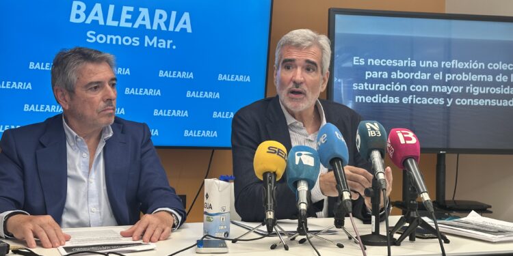 Joan Serra, delegado de Baleària en Illes Balears, a la izquierda de la imagen junto a Adolfo Utor, presidente de Baleària, que ofreció una rueda de prensa en la sede ibicenca de la naviera. Foto Noudiari.es