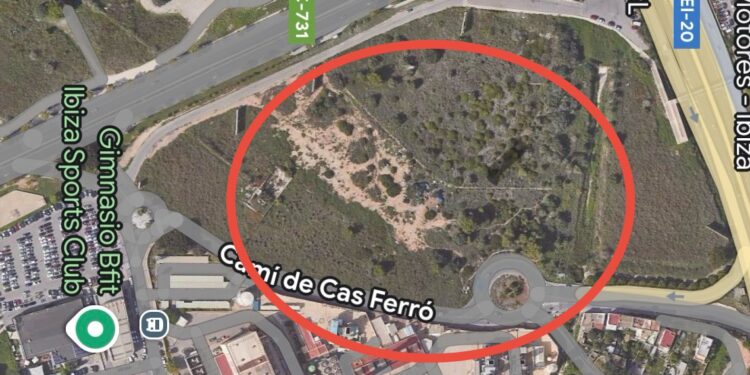 Finca donde viven las personas que la tienen ocupada ilegalmente y aproximadamente una decena de perros que han protagonizado varios ataques a personas, con mordeduras de gran importancia.