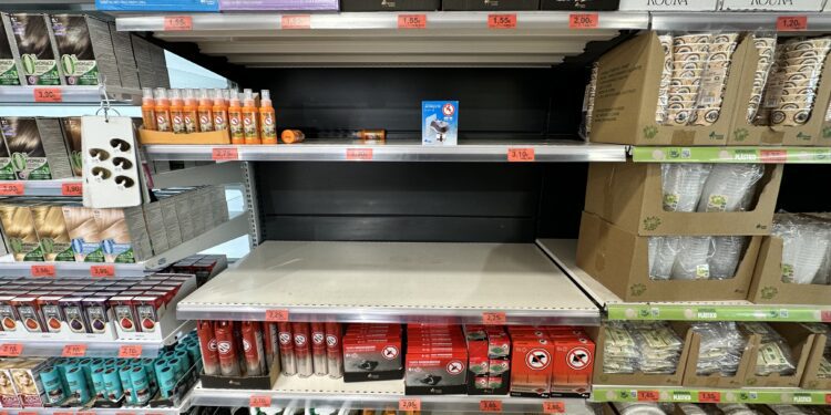 Un supermercado de Ibiza con los estantes de productos específicos antimosquitos prácticamente vacíos. Foto Noudiari