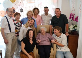 Rosa Ribas ha cumplido 100 años con una sonrisa y rodeada de los suyos, además de recibir el homenaje del alcalde.