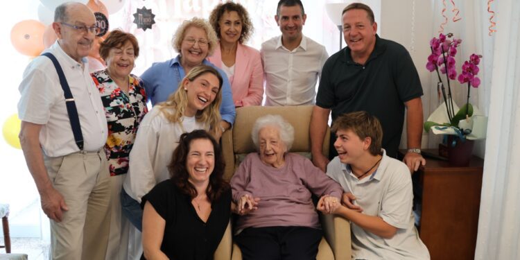 Rosa Ribas ha cumplido 100 años con una sonrisa y rodeada de los suyos, además de recibir el homenaje del alcalde.
