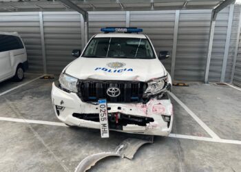 Estado del vehículo de la Policía Local de Sant Antoni tras la persecución del fugitivo