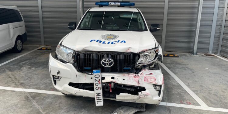 Estado del vehículo de la Policía Local de Sant Antoni tras la persecución del fugitivo