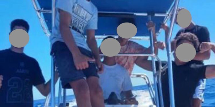 Los menores argelinos llegados en barco a Ibiza en septiembre compartieron fotografías y vídeos en redes sociales de su travesía a Ibiza. Supuestamente llegaron con una barca robada pero no está comprobado.