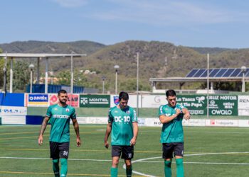 Tres jugadores de la Penya Esportiva Sant Jordi con la nueva camiseta. / PESJ