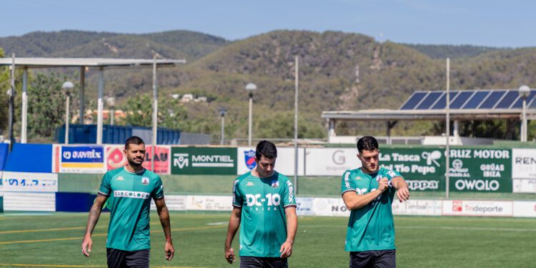 Tres jugadores de la Penya Esportiva Sant Jordi con la nueva camiseta. / PESJ