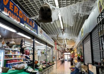 El Mercat Nou ya cuenta con la decoración de Halloween. / AE