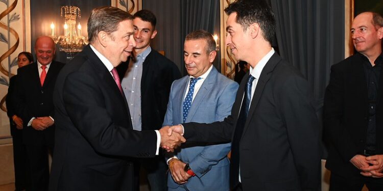 El ministro de Agricultura, Pesca y Alimentación, Luis Planas (izquierda), con Bartolomé Marí Mayans