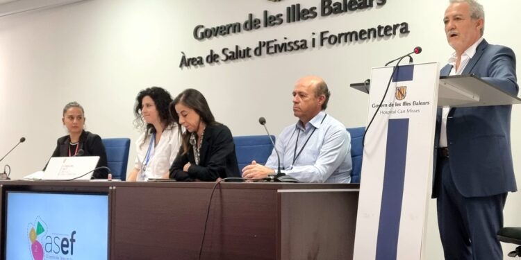 Javier Marí Estellés, segundo por la derecha de la imagen junto a Enrique Garcerán.
