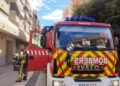 Los Bomberos del parque insular durante la intervención en el incendio en pleno centro de Ibiza. Fotos V. R. Noudiari.es