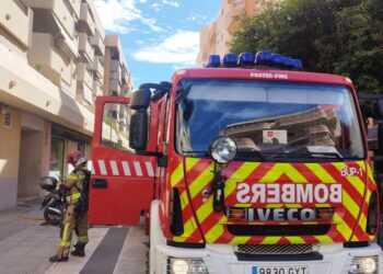 Los Bomberos del parque insular durante la intervención en el incendio en pleno centro de Ibiza. Fotos V. R.  Noudiari.es