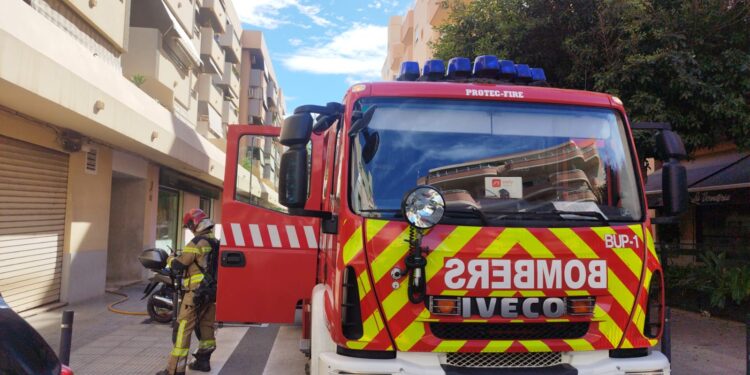 Los Bomberos del parque insular durante la intervención en el incendio en pleno centro de Ibiza. Fotos V. R. Noudiari.es