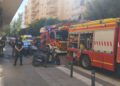 Los bomberos, en el momento en el que han rescatado a un perro que se había quedado en la vivienda incendiada. Fotos V. R. Noudiari.es