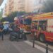 Los bomberos, en el momento en el que han rescatado a un perro que se había quedado en la vivienda incendiada. Fotos V. R. Noudiari.es