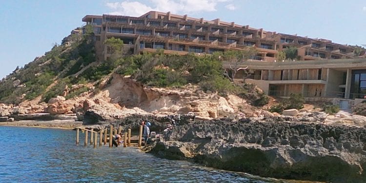 Six Senses, en la bahía de Xarraca, en Sant Joan, recibió el último premio 'fromigó' de la entidad ecologista