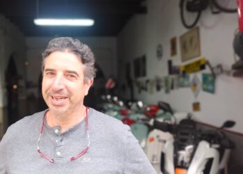 Valentín Romero Prats, en la puerta de su negocio