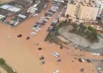 Coches atrapados en el lodo en el aparcamiento de Es Pratet de la ciudad de Ibiza tras las lluvias de la borrasca Ex-Gabrielle. Imagen Guardia Civil