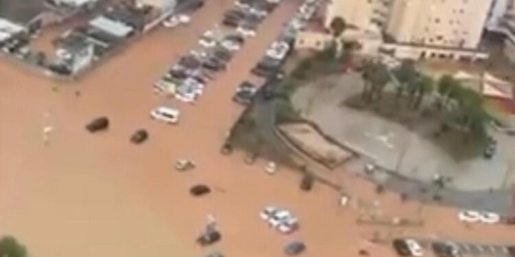 Coches atrapados en el lodo en el aparcamiento de Es Pratet de la ciudad de Ibiza. Imagen Guardia Civil