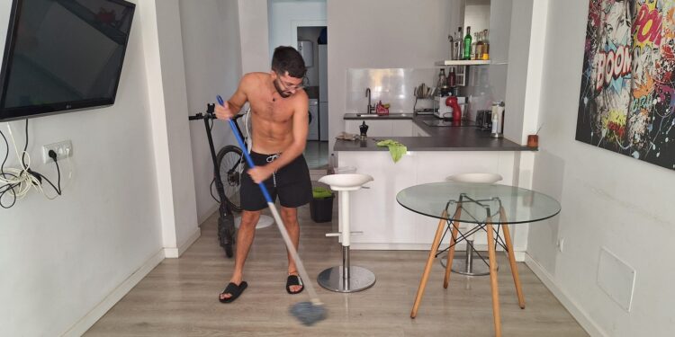 Un hombre limpiando su casa tras la pasada inundación provocada por el exhuracán Gabrielle. / D.V.