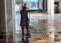 Una mujer limpia en los pasajes de Es Pratet tras las lluvias de octubre en Ibiza. Foto: D. V.