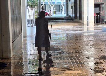 Una mujer limpia en los pasajes de Es Pratet tras el paso de las inundaciones del pasado 30 de septiembre. Foto D. V. Noudiari