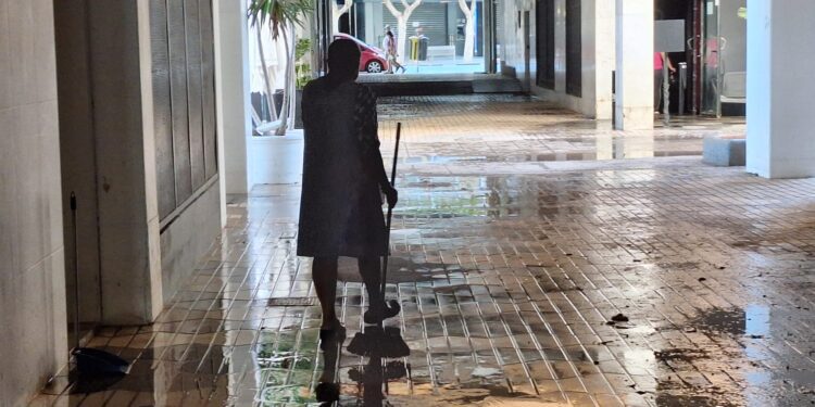 Una mujer limpia en los pasajes de Es Pratet tras el paso de las inundaciones del pasado 30 de septiembre. Foto D. V. Noudiari