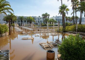 Un hotel de Platja d'en Bossa completamente anegado.