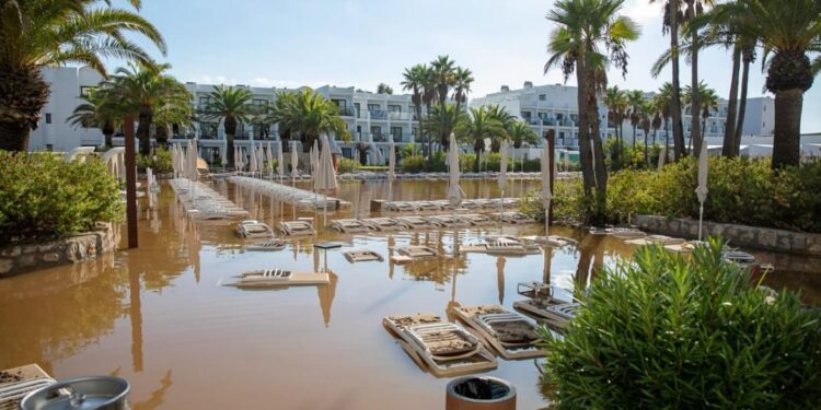 Un hotel de Platja d'en Bossa completamente anegado.