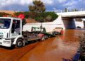 Grúas Ibiza saca uno de los coches que quedaron atrapados en la carretera del aeropuerto durante las últimas lluvias-