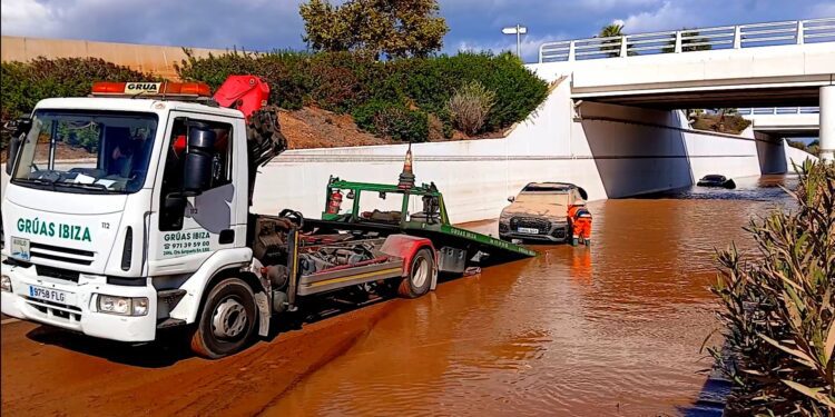 Grúas Ibiza saca uno de los coches que quedaron atrapados en la carretera del aeropuerto el martes 30 de septiembre.