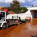 Grúas Ibiza saca uno de los coches que quedaron atrapados en la carretera del aeropuerto durante las últimas lluvias-