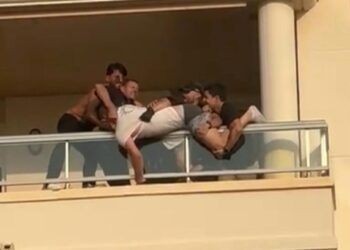 Un momento del altercado en el que el hombre iba a tirarse por el balcón al vacío.