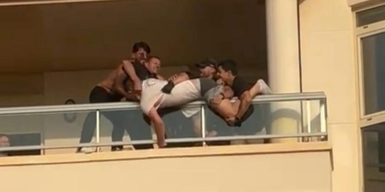 Un momento del altercado en el que el hombre iba a tirarse por el balcón al vacío.