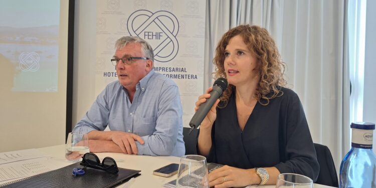 Manuel Sendino y Maria Costa, gerente y presidenta de la Fehif. / D.V.