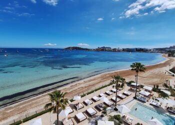 Piscina y terraza de un hotel en la bahía de Talamanca. / D.V.