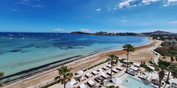 Piscina y terraza de un hotel en la bahía de Talamanca. / D.V.