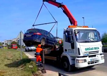 Un momento de la retirada del vehículo.