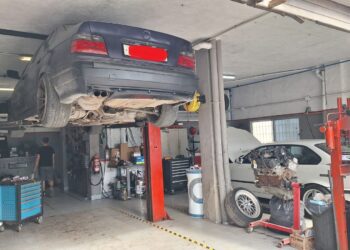 Un taller mecánico en el barrio de Casas Baratas, en Vila. / D.V.