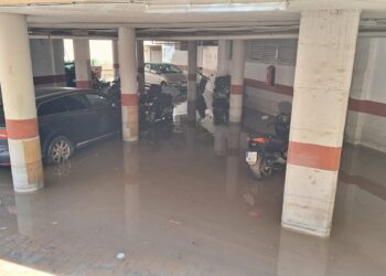 Vehículos un aparcamiento inundado, el pasado miércoles 1 de octubre. / D.V.