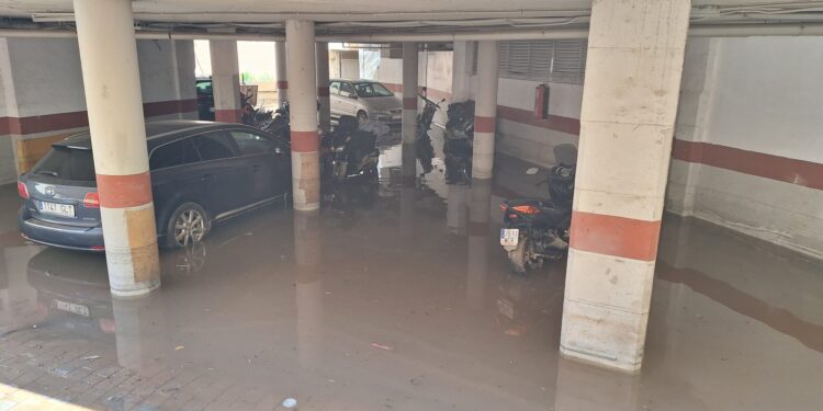 Vehículos un aparcamiento inundado, el pasado miércoles 1 de octubre. / D.V.