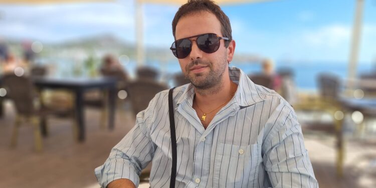 Karlus posa relajado durante la entrevista. / D.V.
