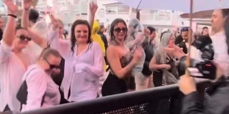 Captura de un vídeo viral en redes sociales que muestra a clubbers bailando la tarde del sábado en una fiesta de cierre de discotecas. Crédito @nerromproduction